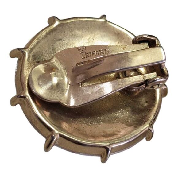 Vintage Crown Trifari Gold Tone Round White Textured Faux Pearl Clip On Earrings - Picture 3 of 4